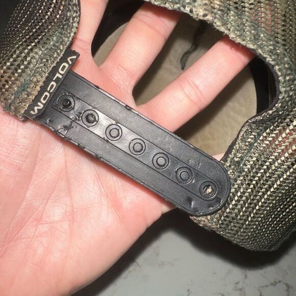 Camo Volcom Men’s SnapBack - Picture 5 of 7